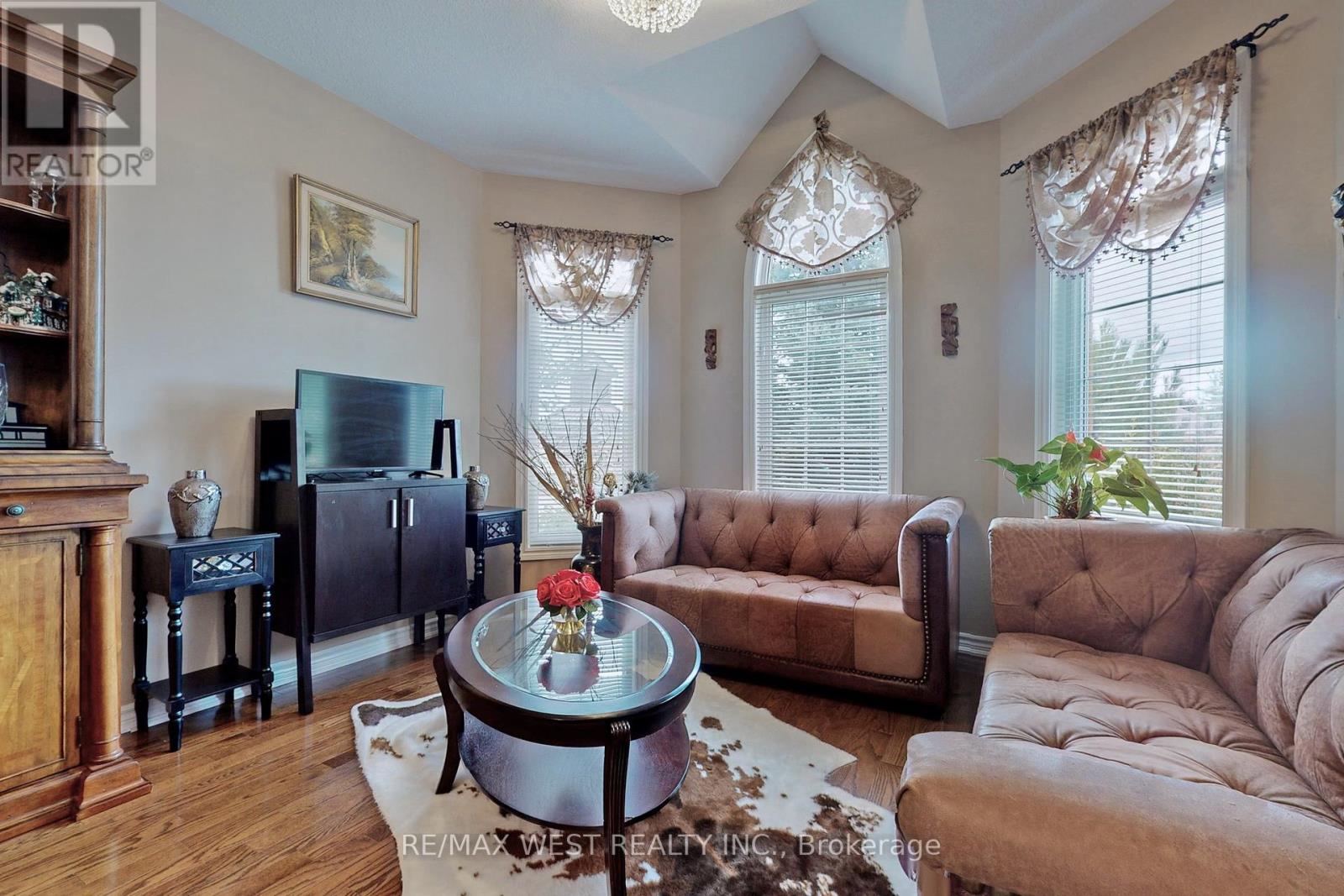 9 Aberfoyle Mill Crescent, Puslinch, Ontario  N0B 2J0 - Photo 4 - X12446215