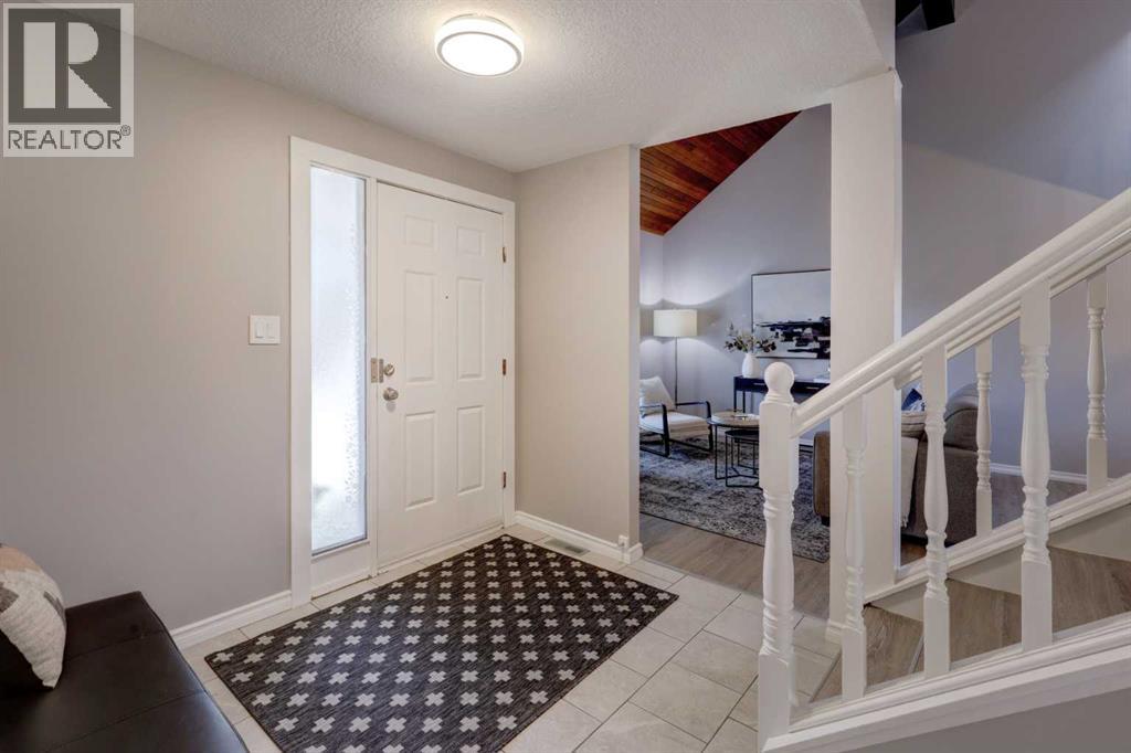 139 Berkshire Place Nw, Calgary, Alberta  T3K 1Z7 - Photo 4 - A2259356