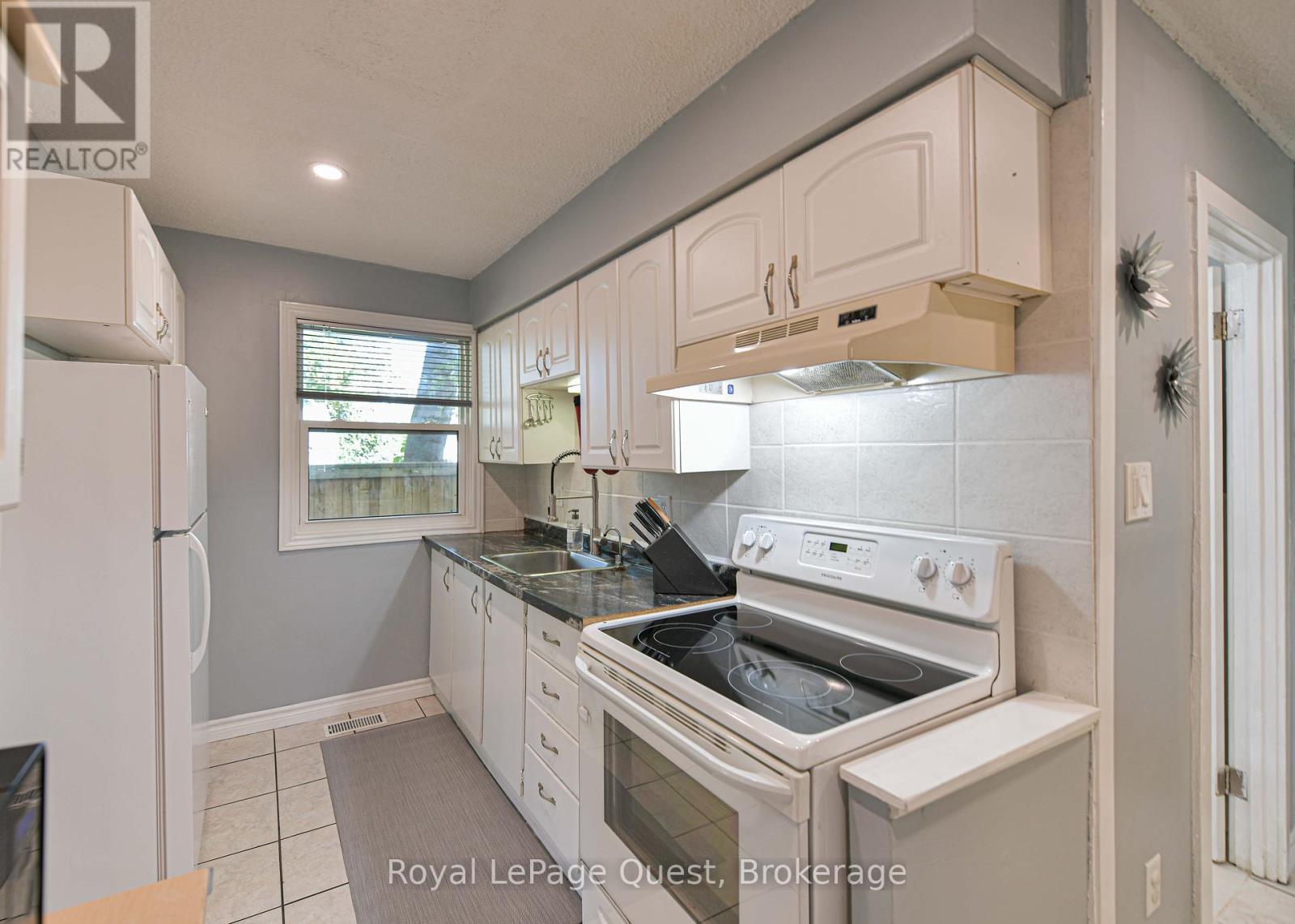 167 Memorial Avenue, Orillia, Ontario  L3V 5X5 - Photo 18 - S12446355
