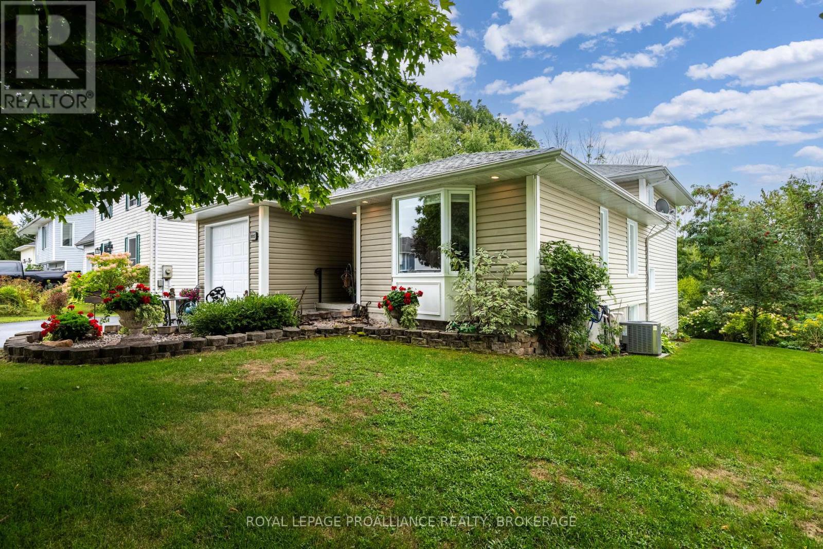 605 Arthur Street, Gananoque, Ontario  K7G 3C5 - Photo 1 - X12446392
