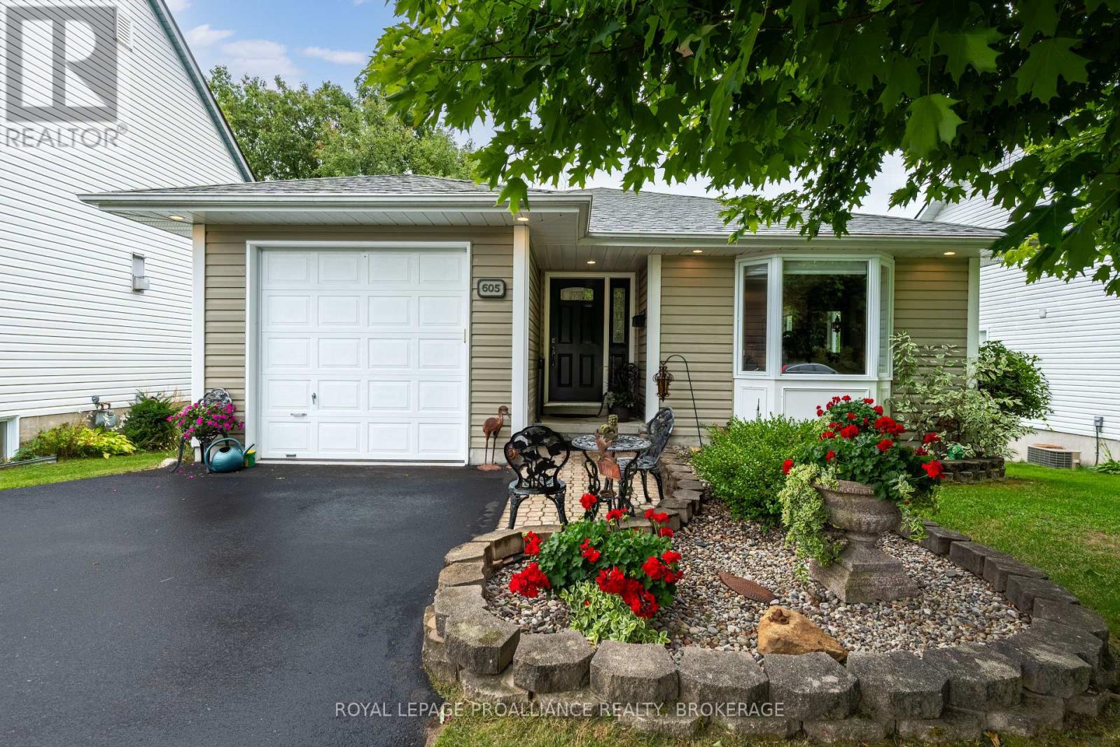 605 Arthur Street, Gananoque, Ontario  K7G 3C5 - Photo 2 - X12446392