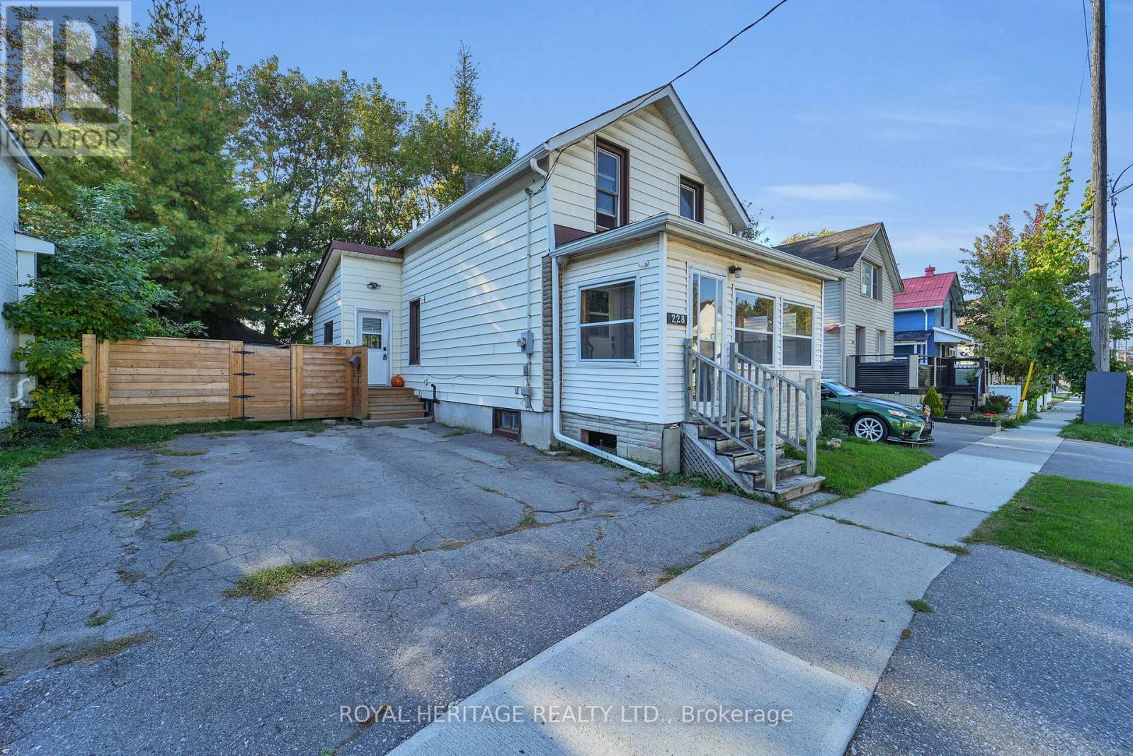 228 Court Street, Oshawa, Ontario  L1H 4W7 - Photo 2 - E12446258
