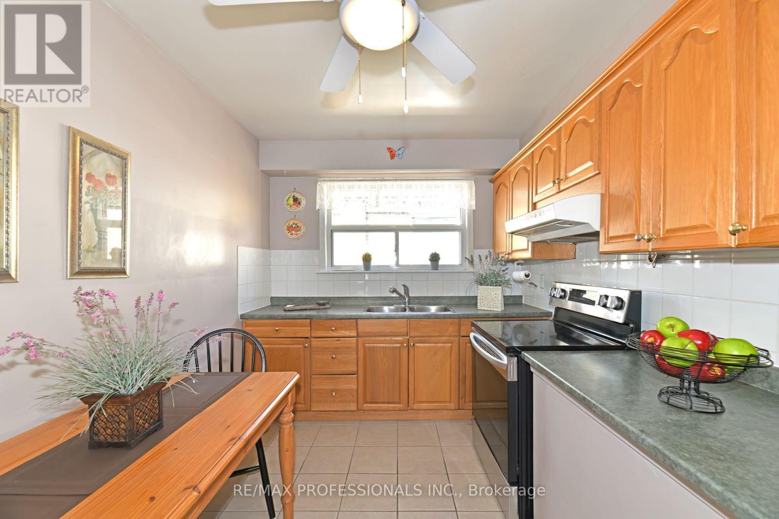 39 Montvale Drive, Toronto (Cliffcrest), Ontario  M1M 3E5 - Photo 11 - E12446264