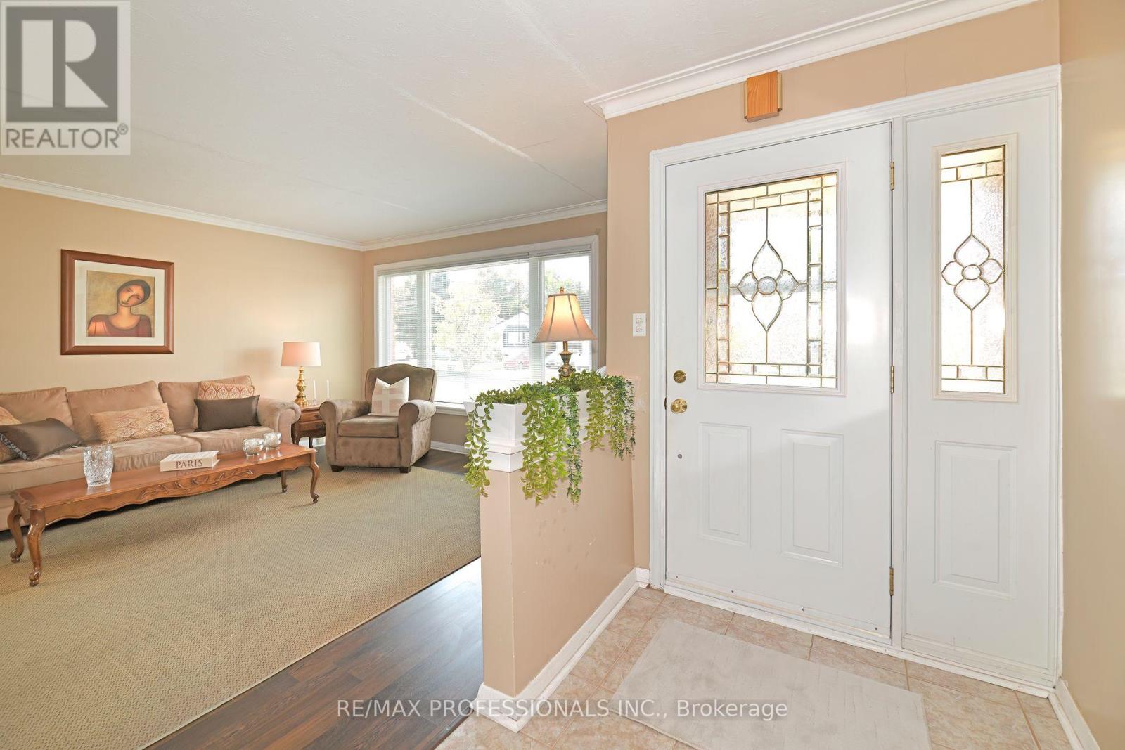 39 Montvale Drive, Toronto (Cliffcrest), Ontario  M1M 3E5 - Photo 3 - E12446264