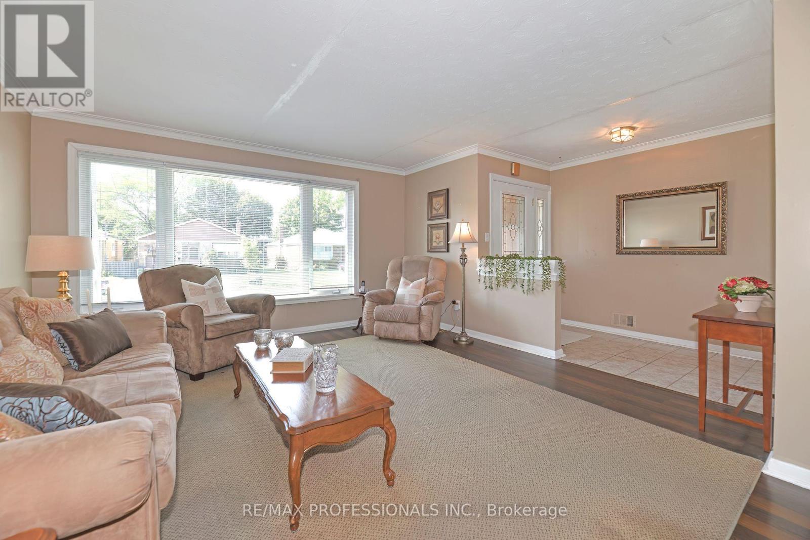 39 Montvale Drive, Toronto (Cliffcrest), Ontario  M1M 3E5 - Photo 4 - E12446264