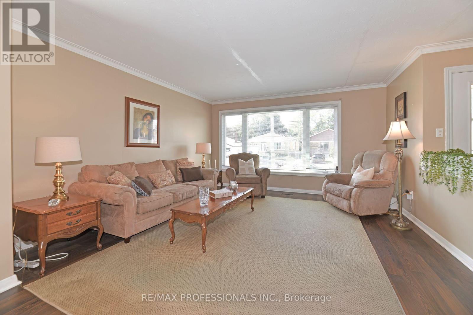39 Montvale Drive, Toronto (Cliffcrest), Ontario  M1M 3E5 - Photo 5 - E12446264