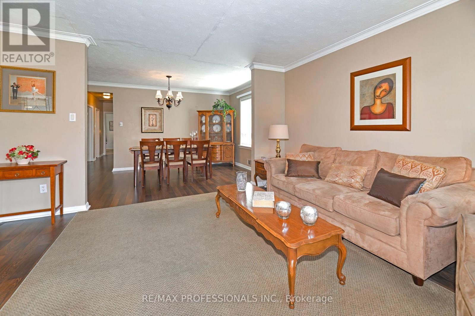 39 Montvale Drive, Toronto (Cliffcrest), Ontario  M1M 3E5 - Photo 6 - E12446264