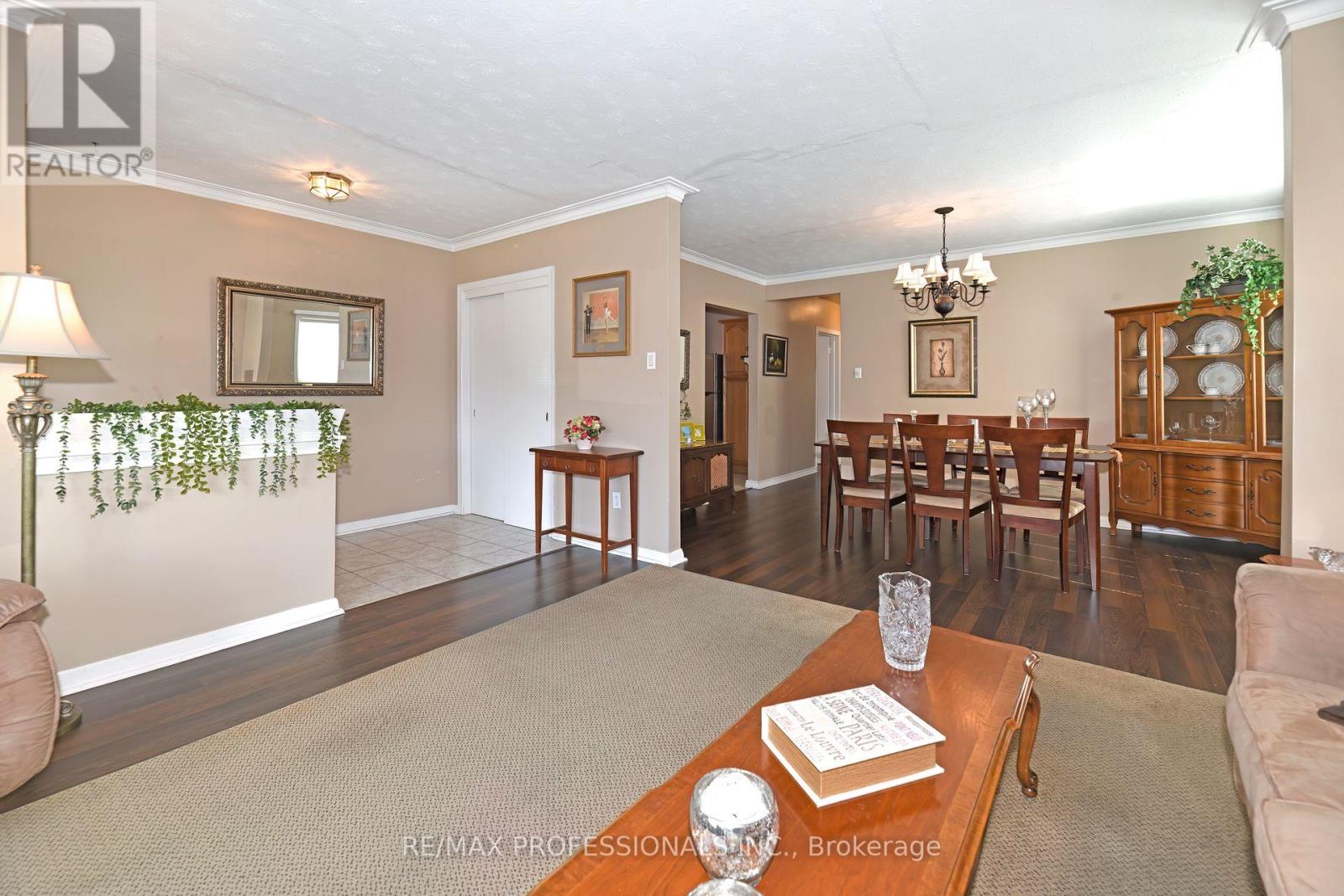 39 Montvale Drive, Toronto (Cliffcrest), Ontario  M1M 3E5 - Photo 7 - E12446264