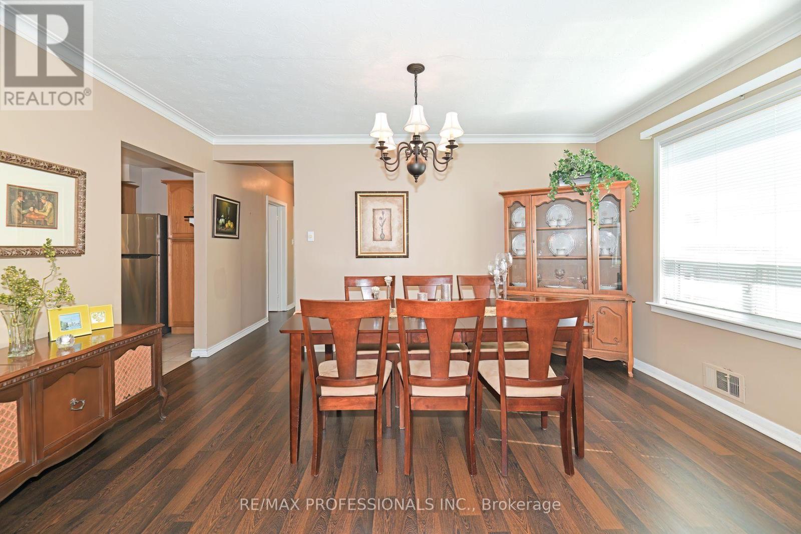 39 Montvale Drive, Toronto (Cliffcrest), Ontario  M1M 3E5 - Photo 8 - E12446264