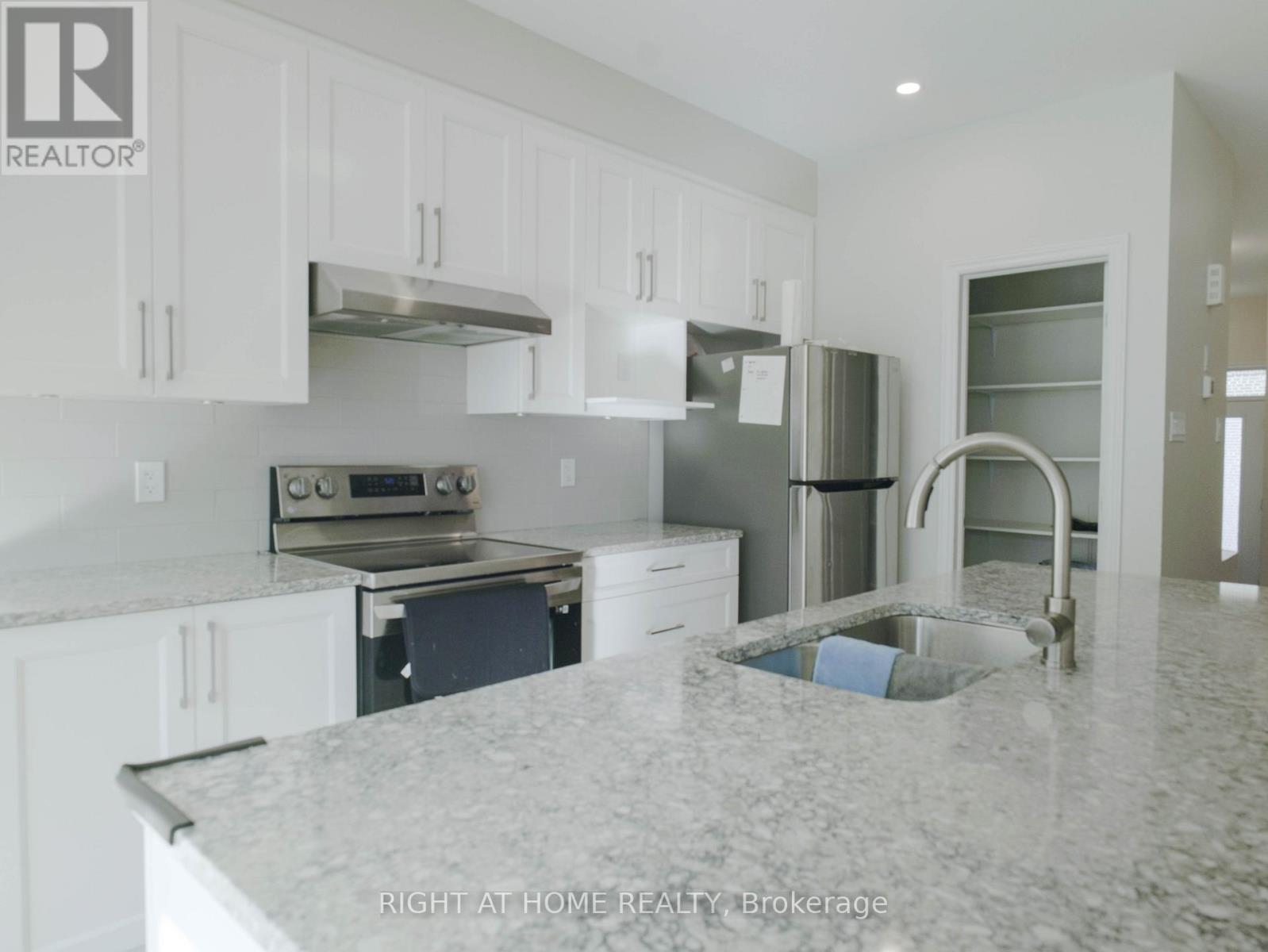 531 Sonmarg Crescent, Ottawa, Ontario  K2J 7A5 - Photo 11 - X12446370