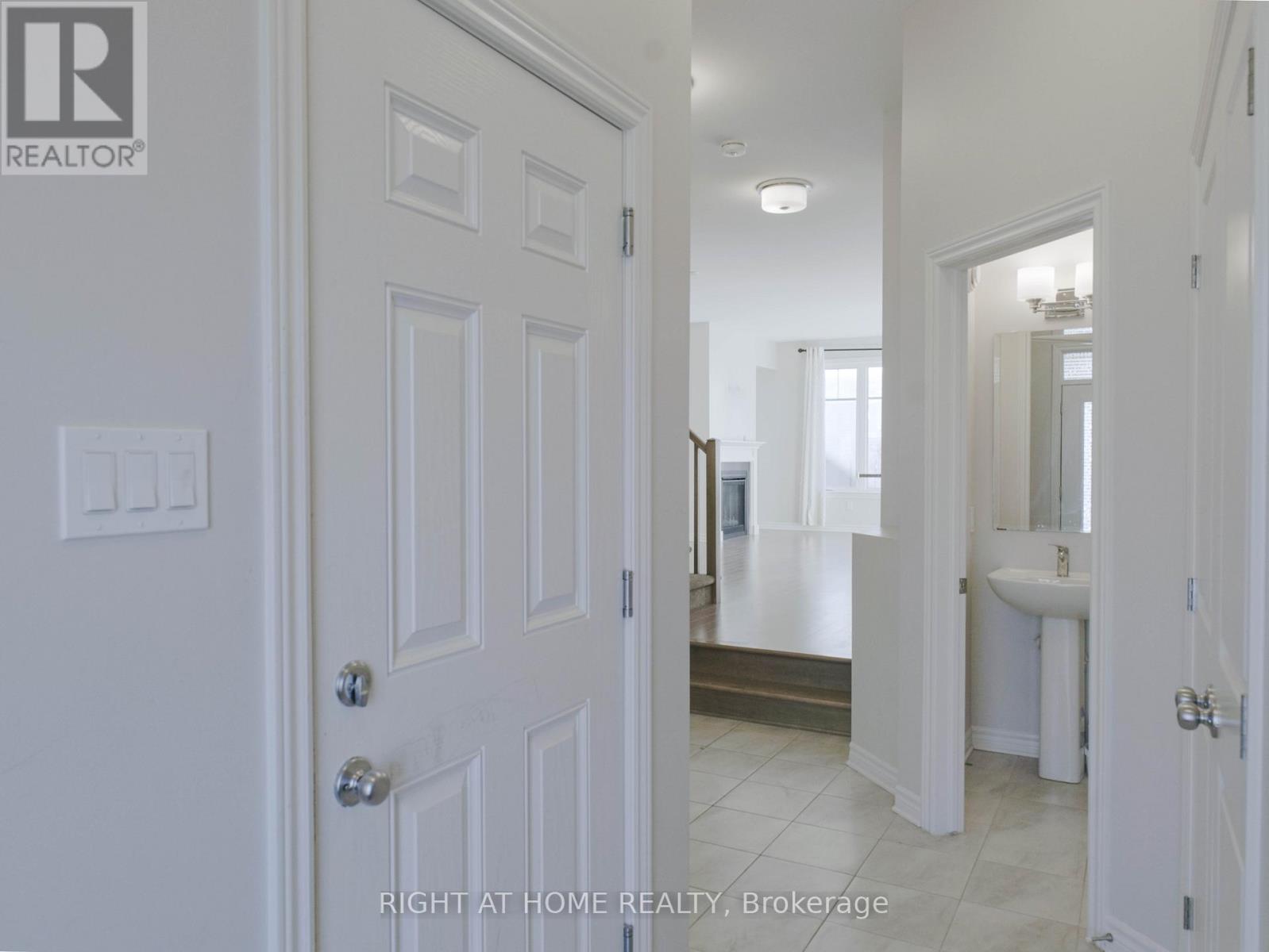 531 Sonmarg Crescent, Ottawa, Ontario  K2J 7A5 - Photo 4 - X12446370