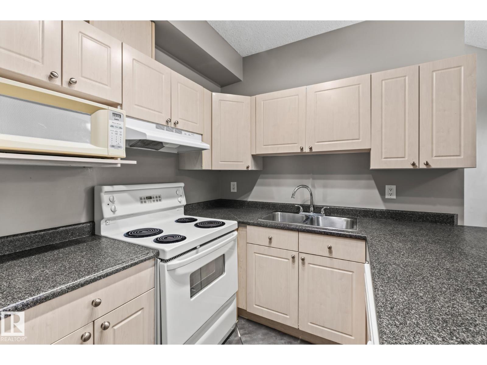 #303 10118 95 St Nw, Edmonton, Alberta  T5H 4R6 - Photo 3 - E4460976
