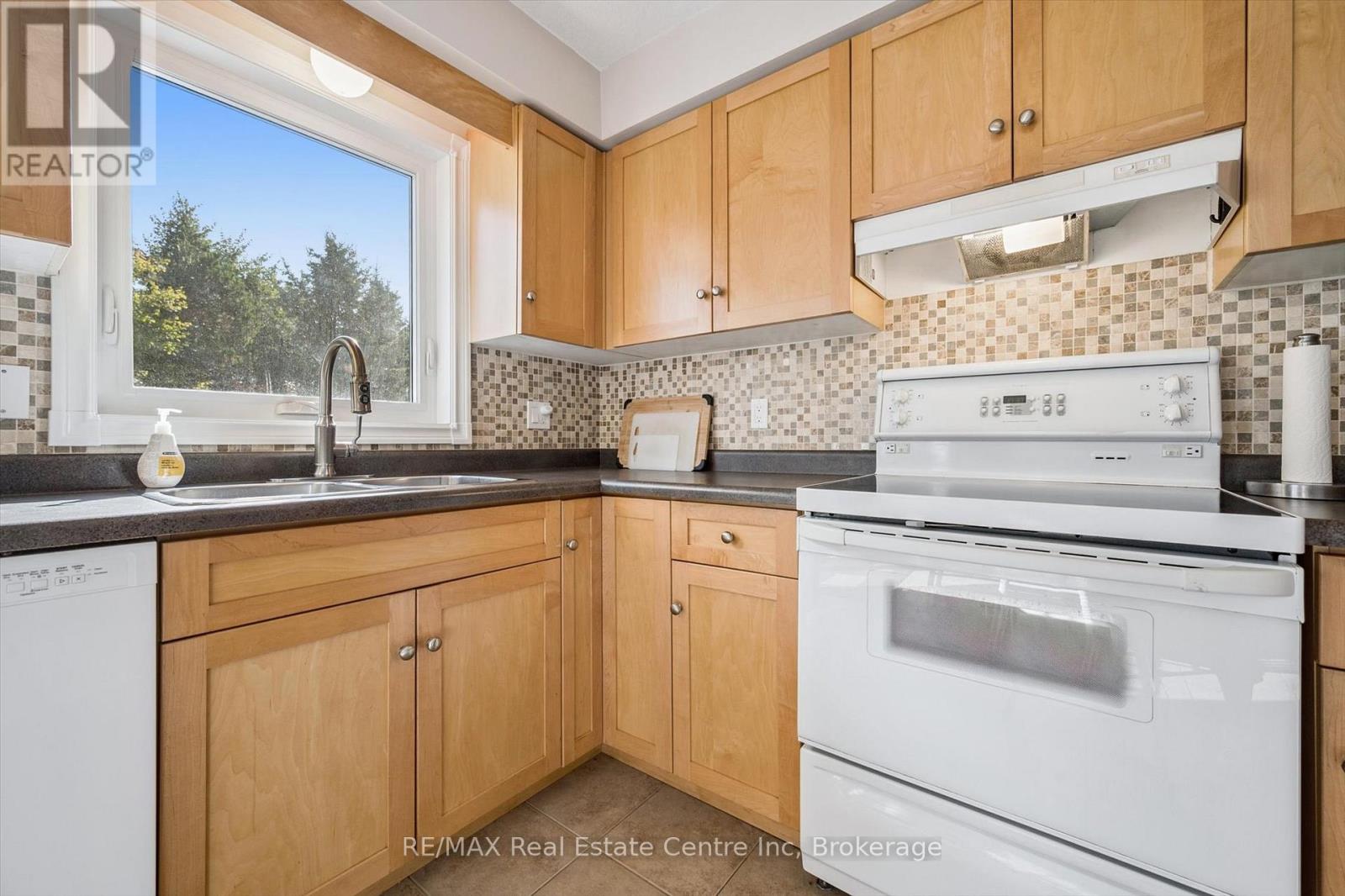 80 Clairfields Drive W, Guelph, Ontario  N1G 5H8 - Photo 17 - X12446400