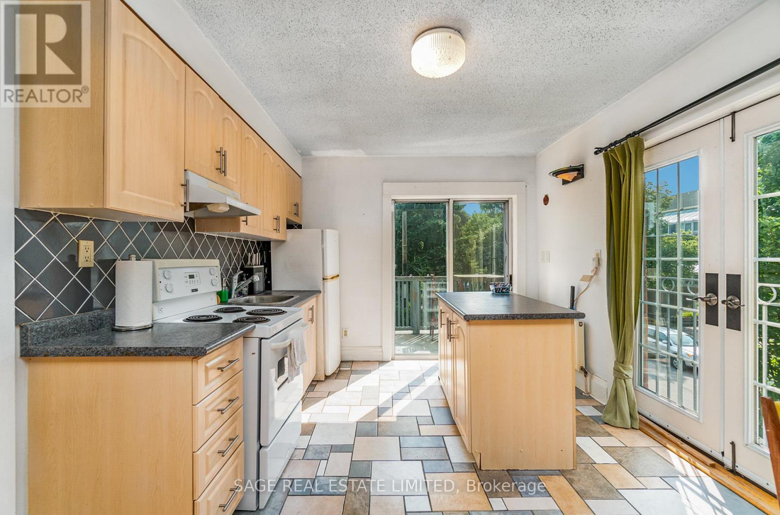 Upper - 325 Lippincott Street, Toronto, Ontario  M5S 2P6 - Photo 11 - C12446448