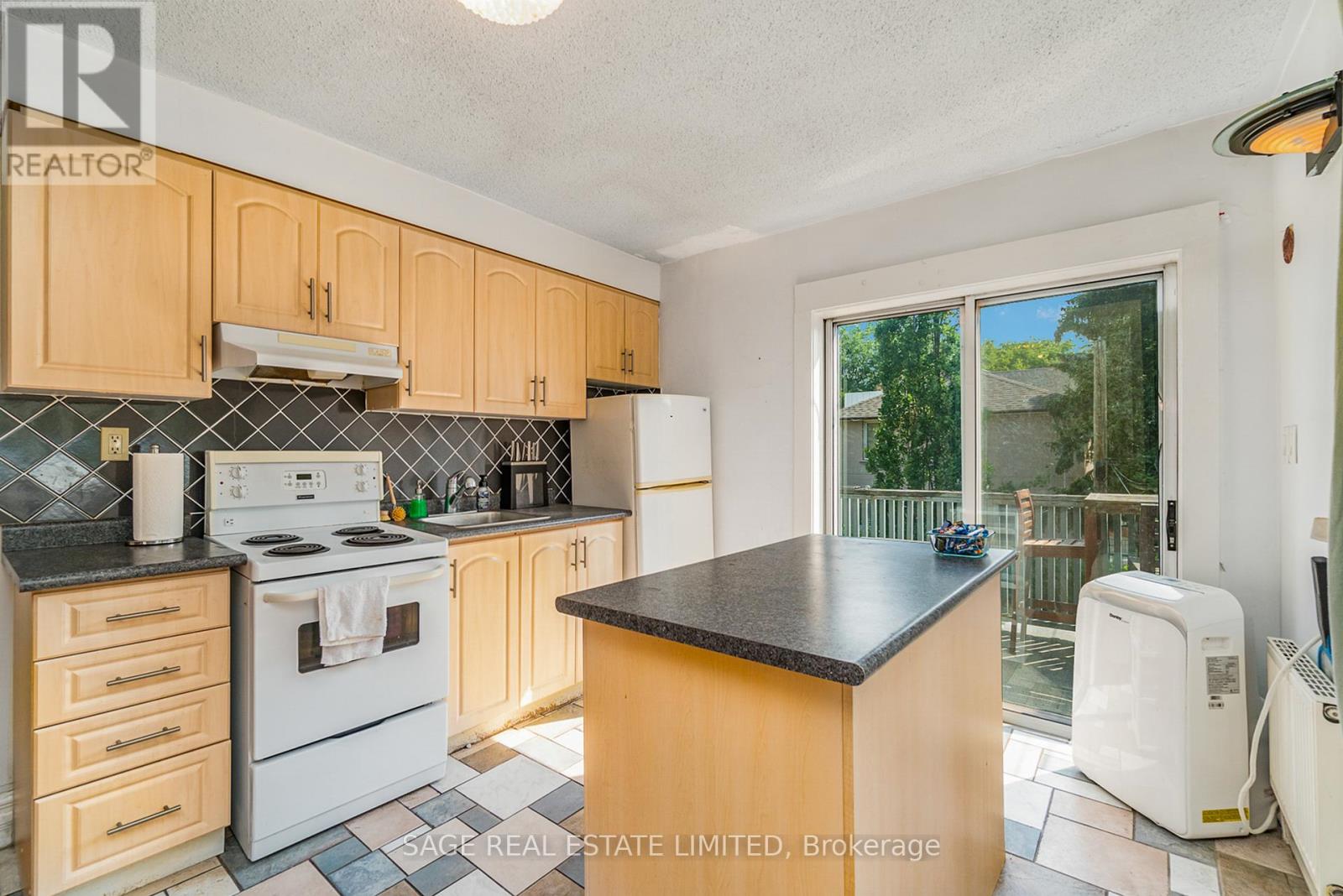 Upper - 325 Lippincott Street, Toronto, Ontario  M5S 2P6 - Photo 12 - C12446448
