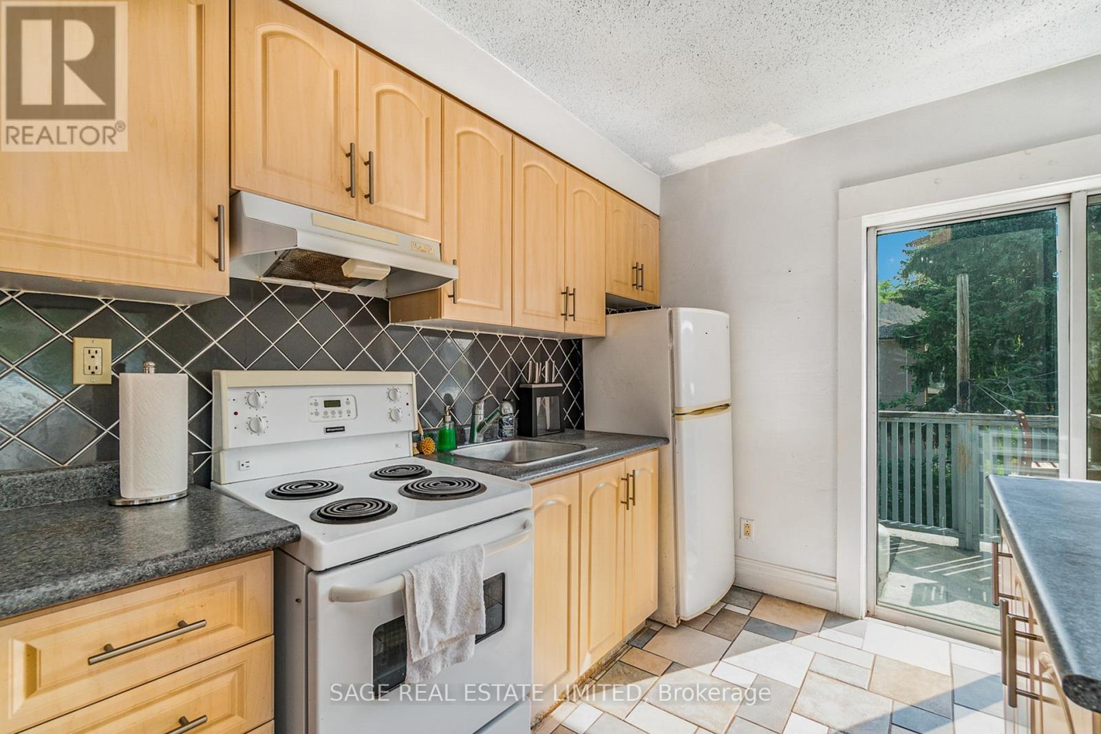 Upper - 325 Lippincott Street, Toronto, Ontario  M5S 2P6 - Photo 13 - C12446448