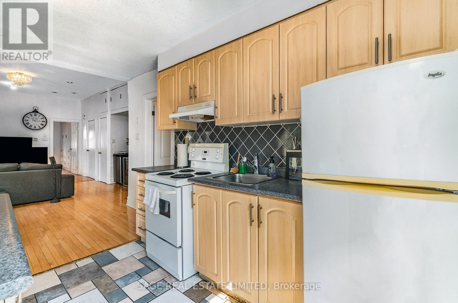 Upper - 325 Lippincott Street, Toronto, Ontario  M5S 2P6 - Photo 15 - C12446448