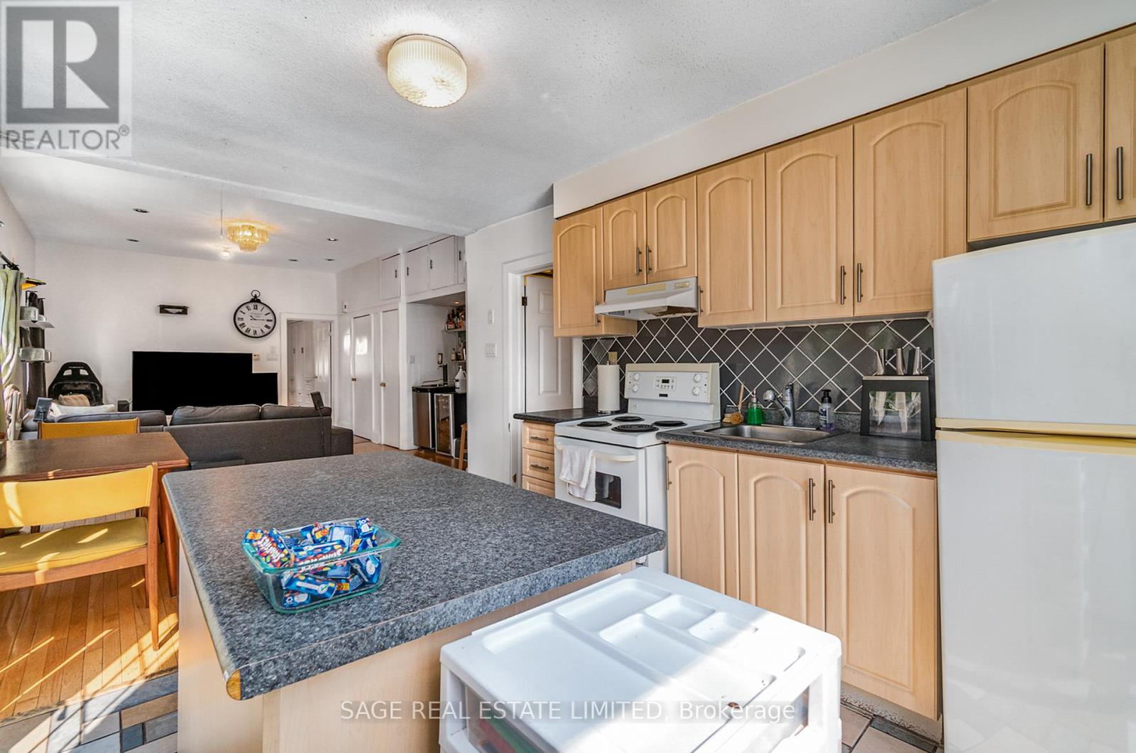 Upper - 325 Lippincott Street, Toronto, Ontario  M5S 2P6 - Photo 16 - C12446448