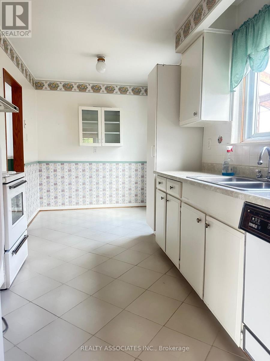 117 Crockamhill Drive, Toronto, Ontario  M1S 2L2 - Photo 4 - E12446318
