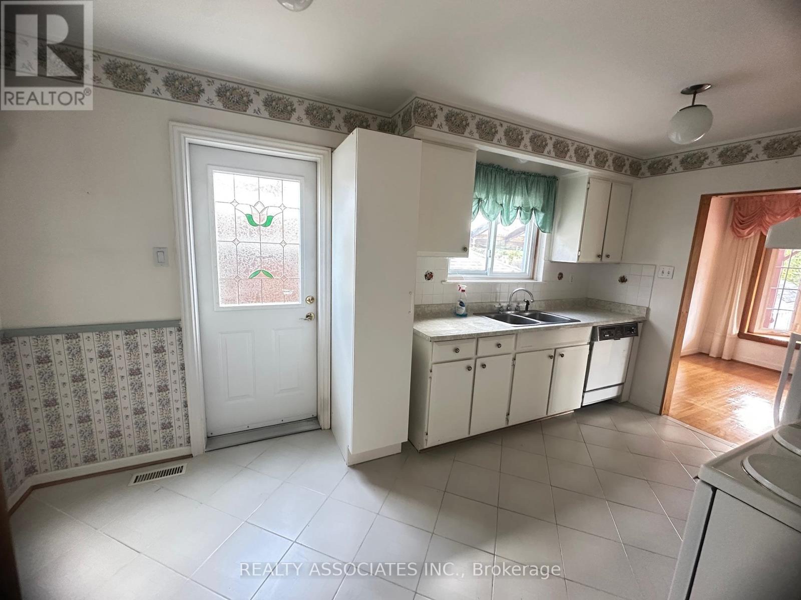 117 Crockamhill Drive, Toronto, Ontario  M1S 2L2 - Photo 5 - E12446318