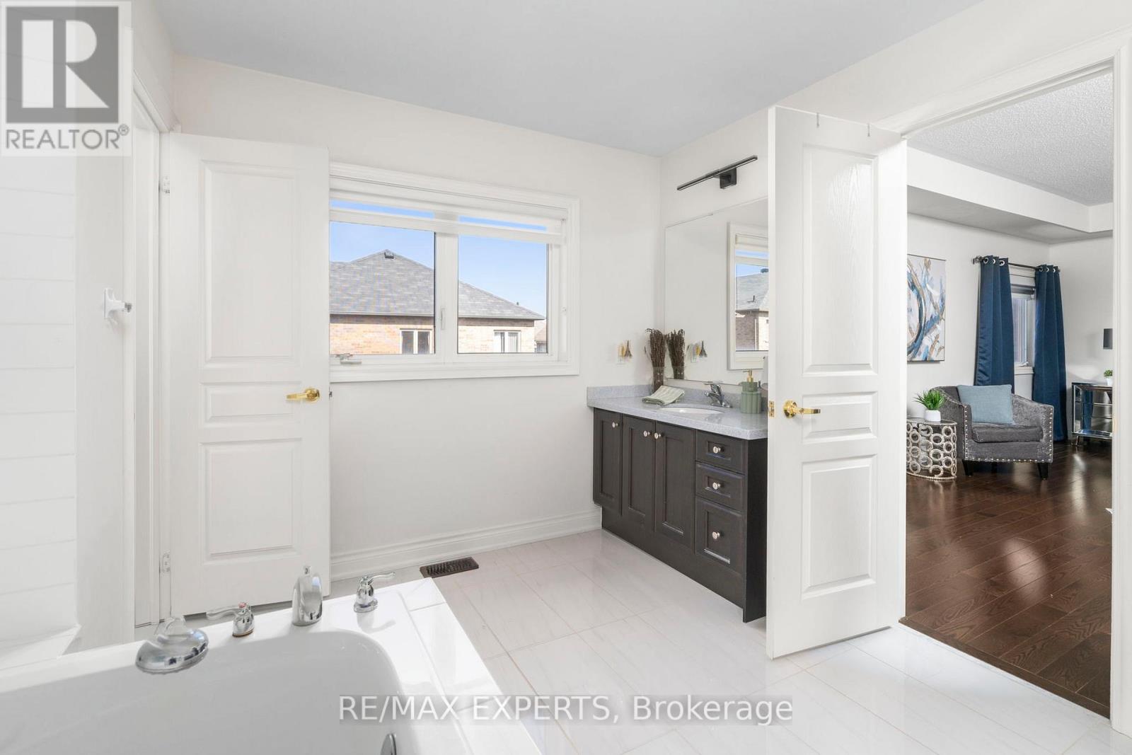 72 Foshan Avenue, Markham (Berczy), Ontario  L6C 0P8 - Photo 21 - N12381943