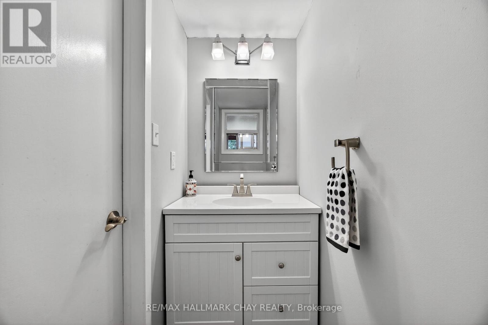 49 Brown Street, New Tecumseth, Ontario  L0G 1W0 - Photo 16 - N12446390