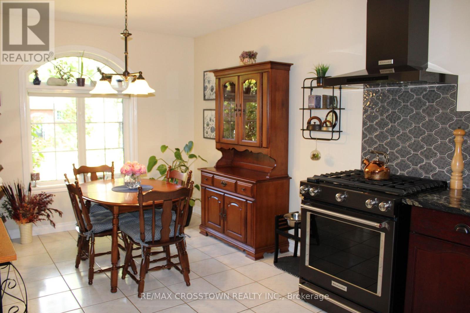 47 Pine Park Boulevard, Adjala-Tosorontio (Everett), Ontario  L0M 1J0 - Photo 10 - N12446422