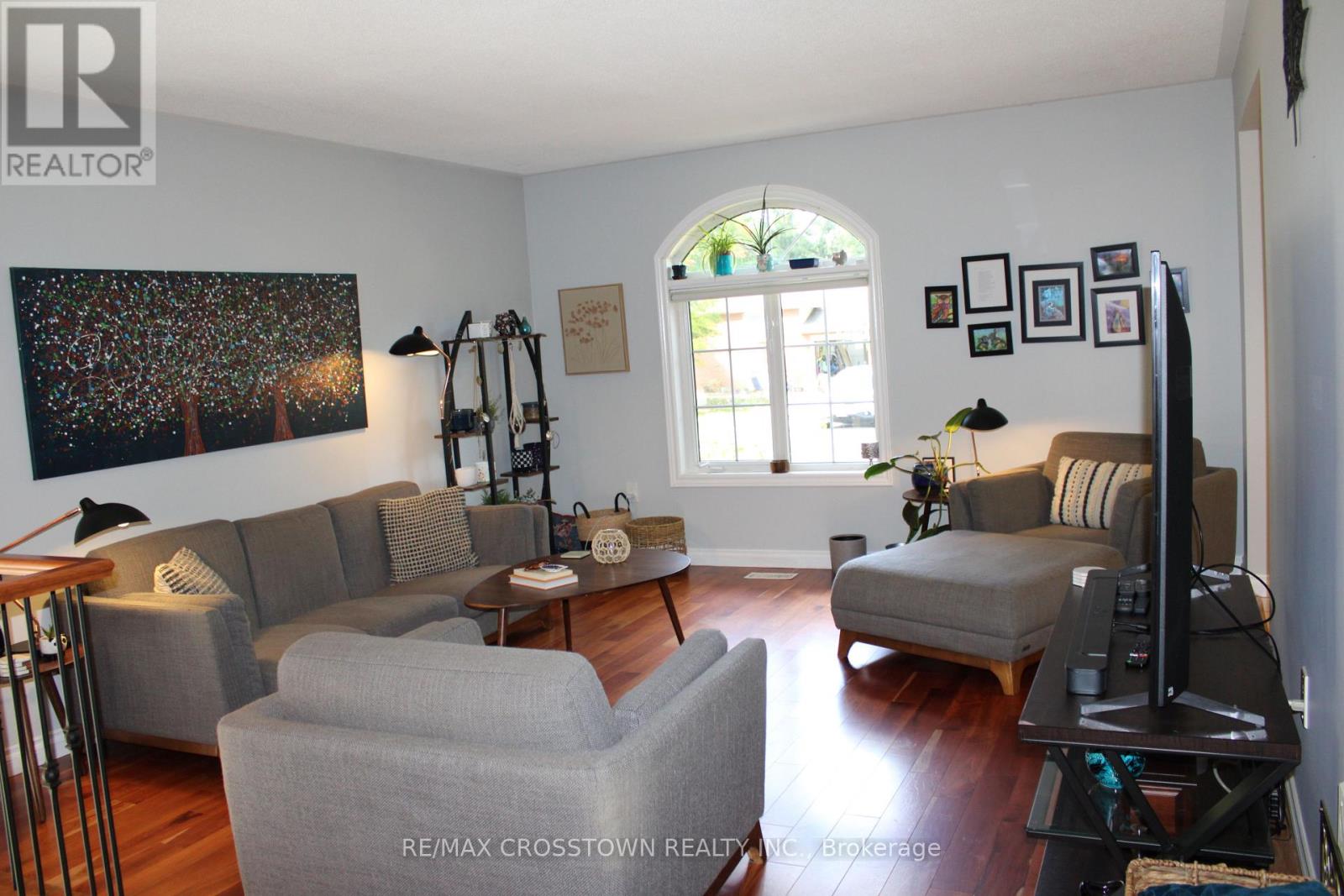 47 Pine Park Boulevard, Adjala-Tosorontio (Everett), Ontario  L0M 1J0 - Photo 5 - N12446422