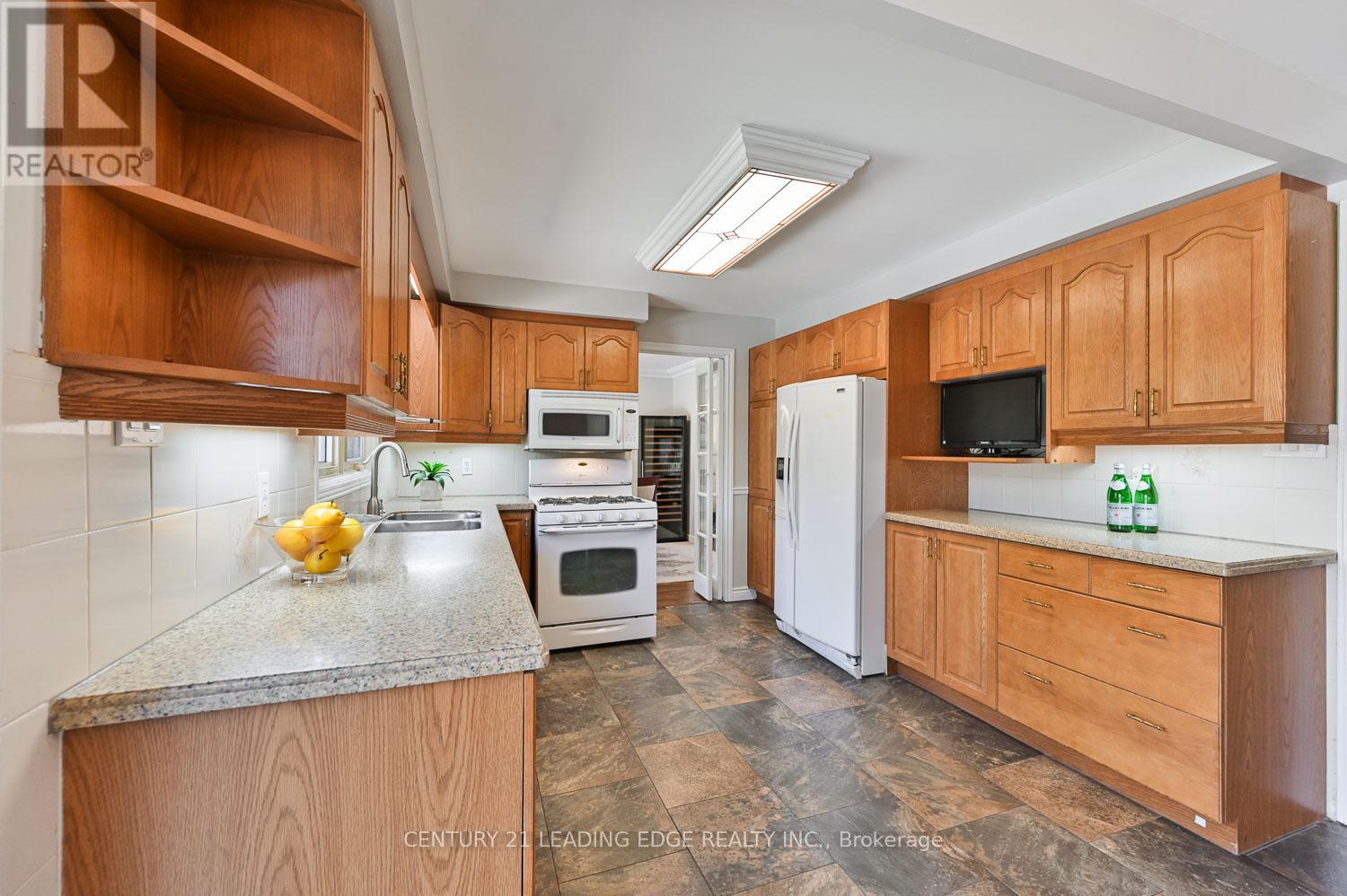 50 Sir Gawaine Place, Markham (Markham Village), Ontario  L3P 3A2 - Photo 16 - N12446429