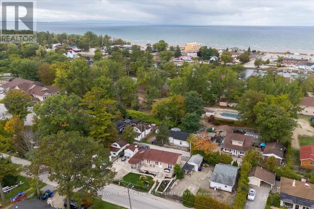 44 Glenwood Drive, Wasaga Beach, Ontario  L9Z 2K5 - Photo 4 - S12446372