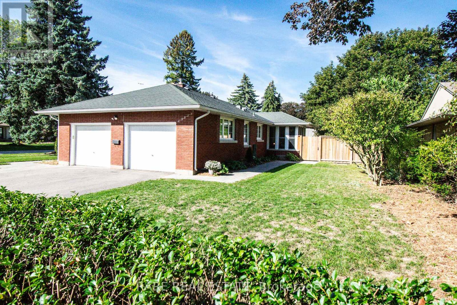 8 Brookside Avenue, Grimsby, Ontario  L3M 1W1 - Photo 35 - X12444317
