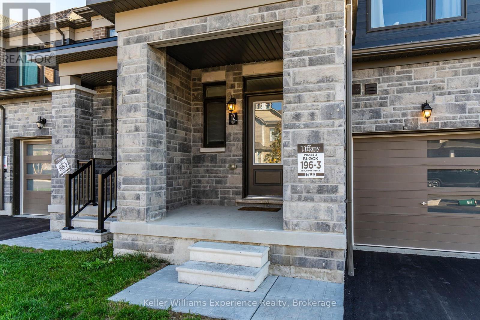 12 Durham Avenue, Barrie, Ontario  L9J 0W7 - Photo 2 - S12446538