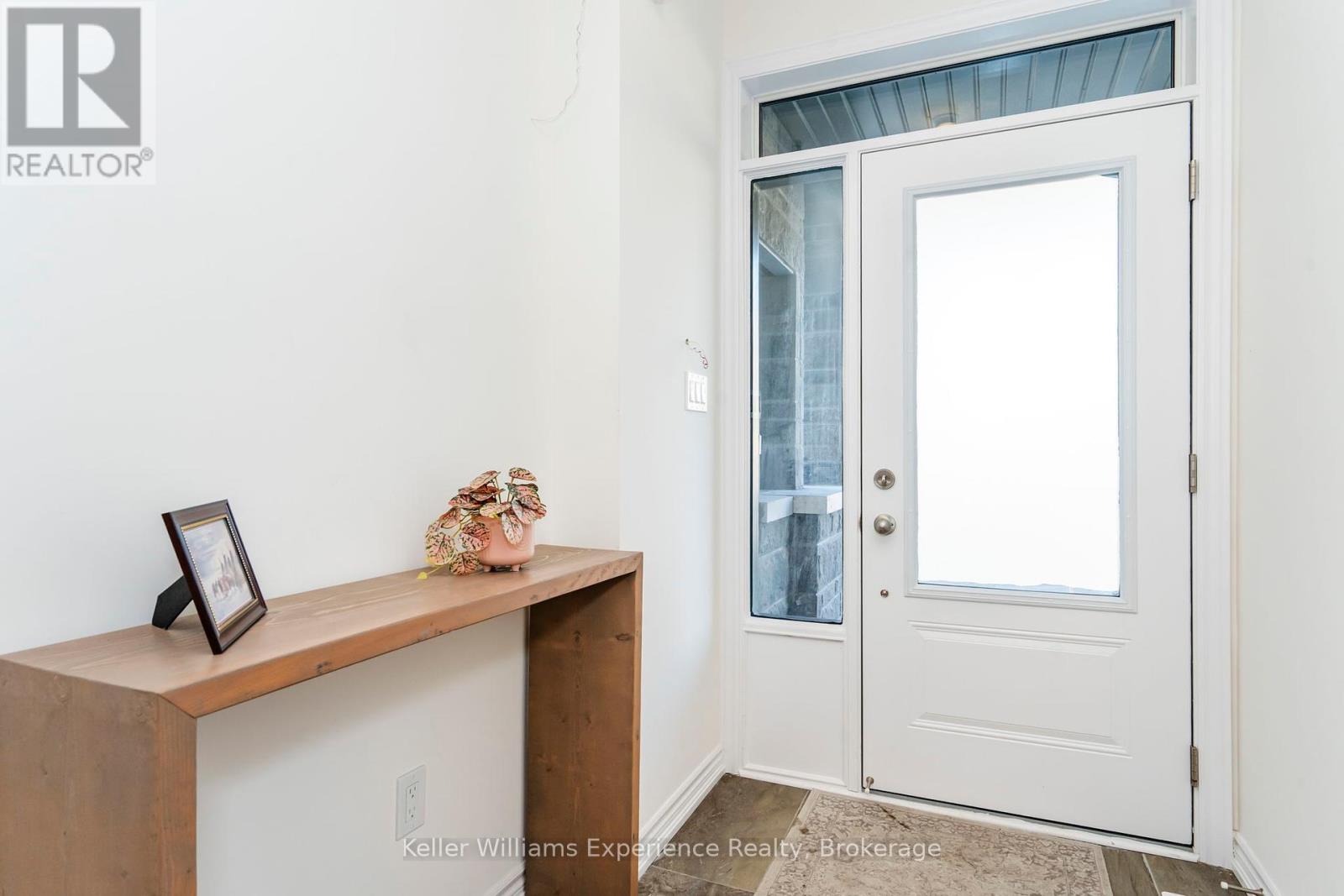 12 Durham Avenue, Barrie, Ontario  L9J 0W7 - Photo 5 - S12446538
