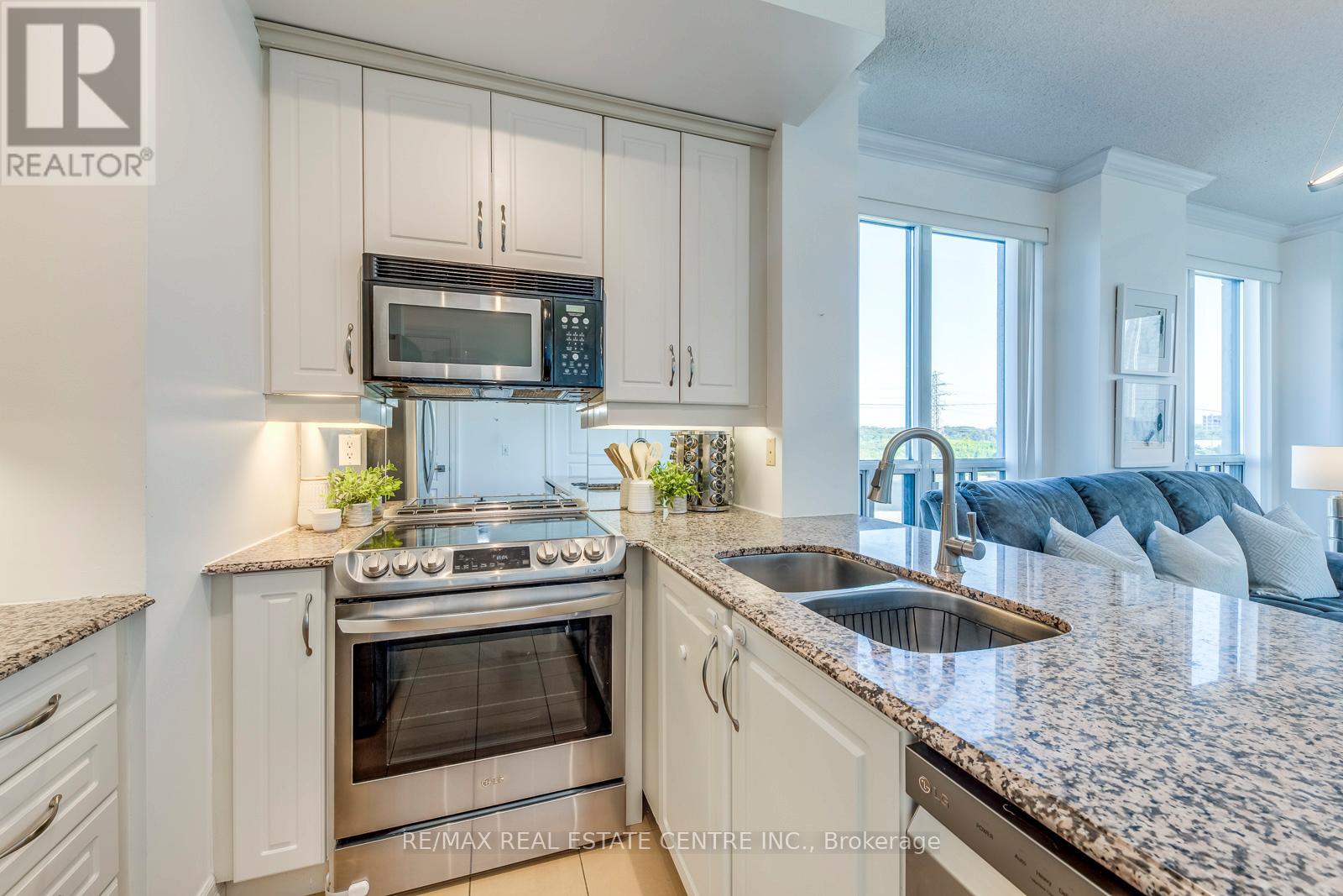 401 - 2087 Lake Shore Boulevard W, Toronto (Mimico), Ontario  M8V 4G3 - Photo 13 - W12446300