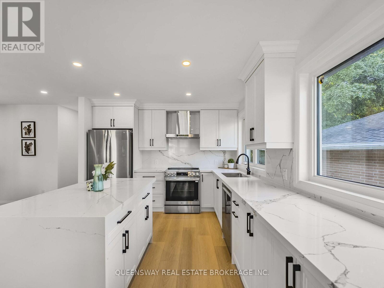 1128 Pinegrove Road, Oakville (Wo West), Ontario  L6L 2W6 - Photo 13 - W12446307
