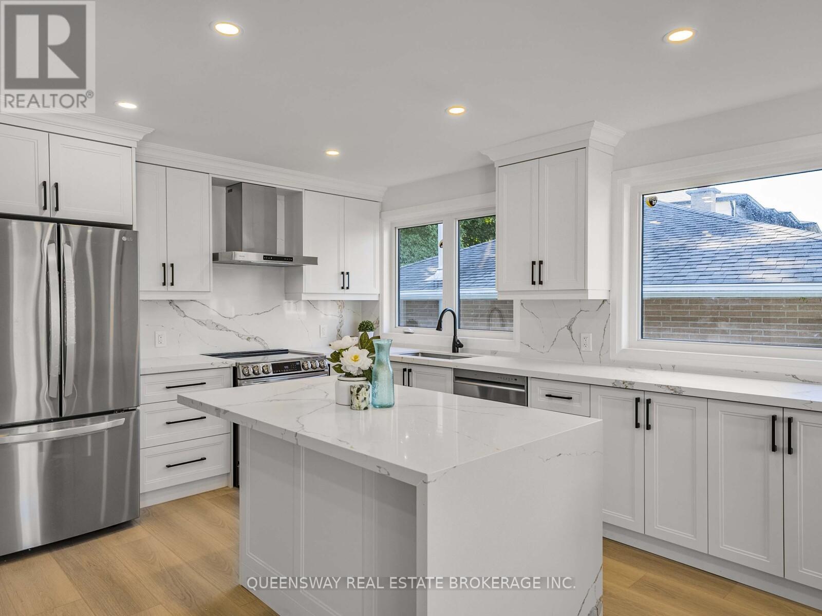 1128 Pinegrove Road, Oakville (Wo West), Ontario  L6L 2W6 - Photo 14 - W12446307