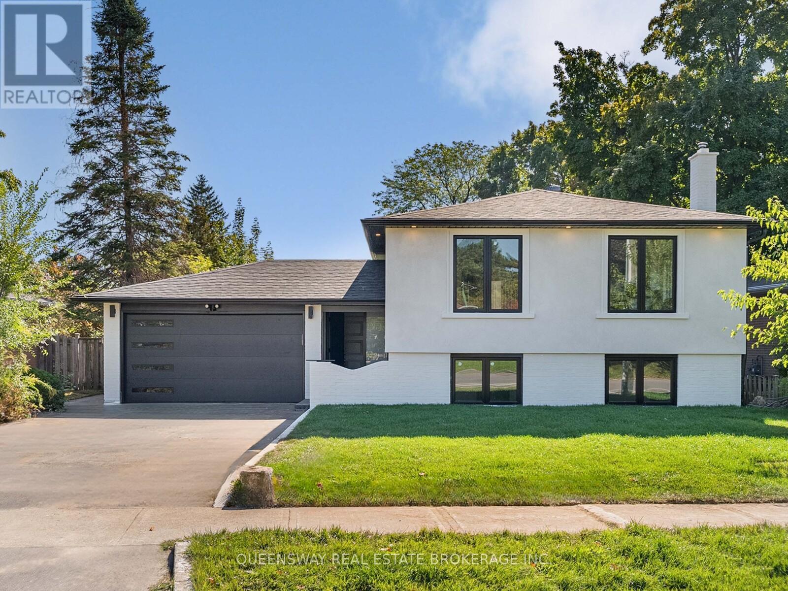 1128 Pinegrove Road, Oakville (Wo West), Ontario  L6L 2W6 - Photo 2 - W12446307