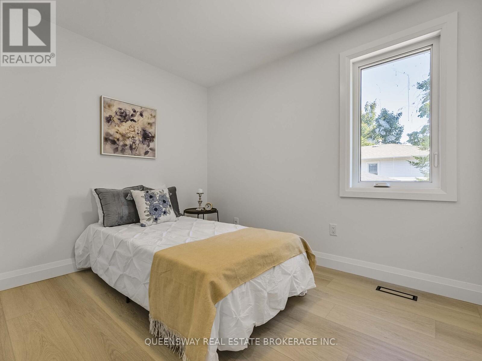 1128 Pinegrove Road, Oakville (Wo West), Ontario  L6L 2W6 - Photo 21 - W12446307