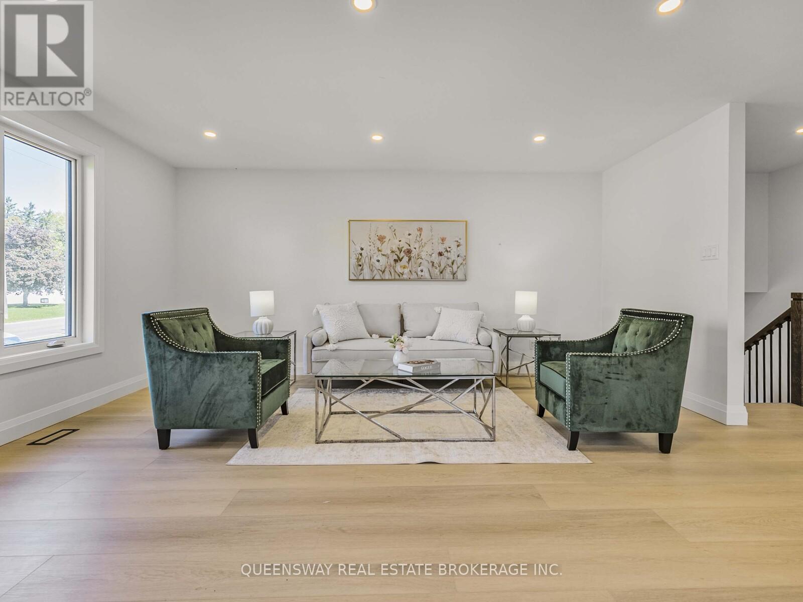 1128 Pinegrove Road, Oakville (Wo West), Ontario  L6L 2W6 - Photo 6 - W12446307