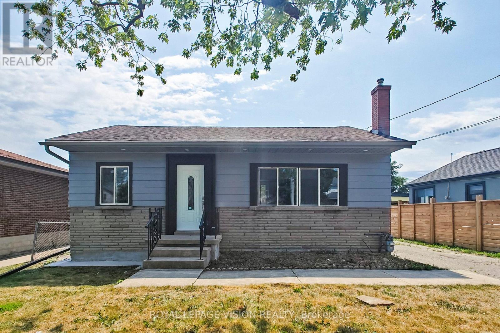 406 Marf Avenue, Mississauga (Mineola), Ontario  L5G 1T3 - Photo 1 - W12446348