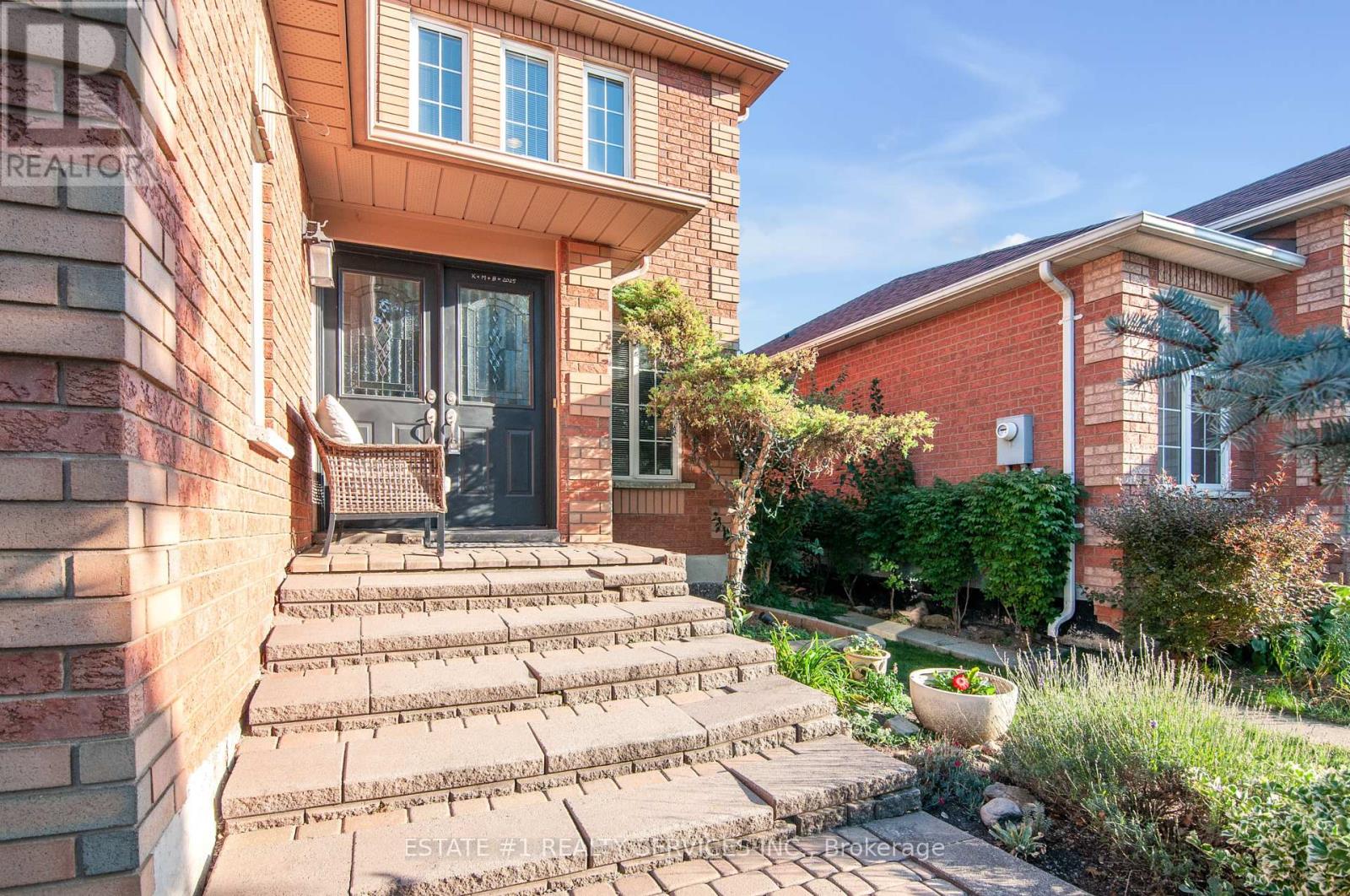 102 Cresthaven Road, Brampton, Ontario  L7A 1J4 - Photo 4 - W12446394