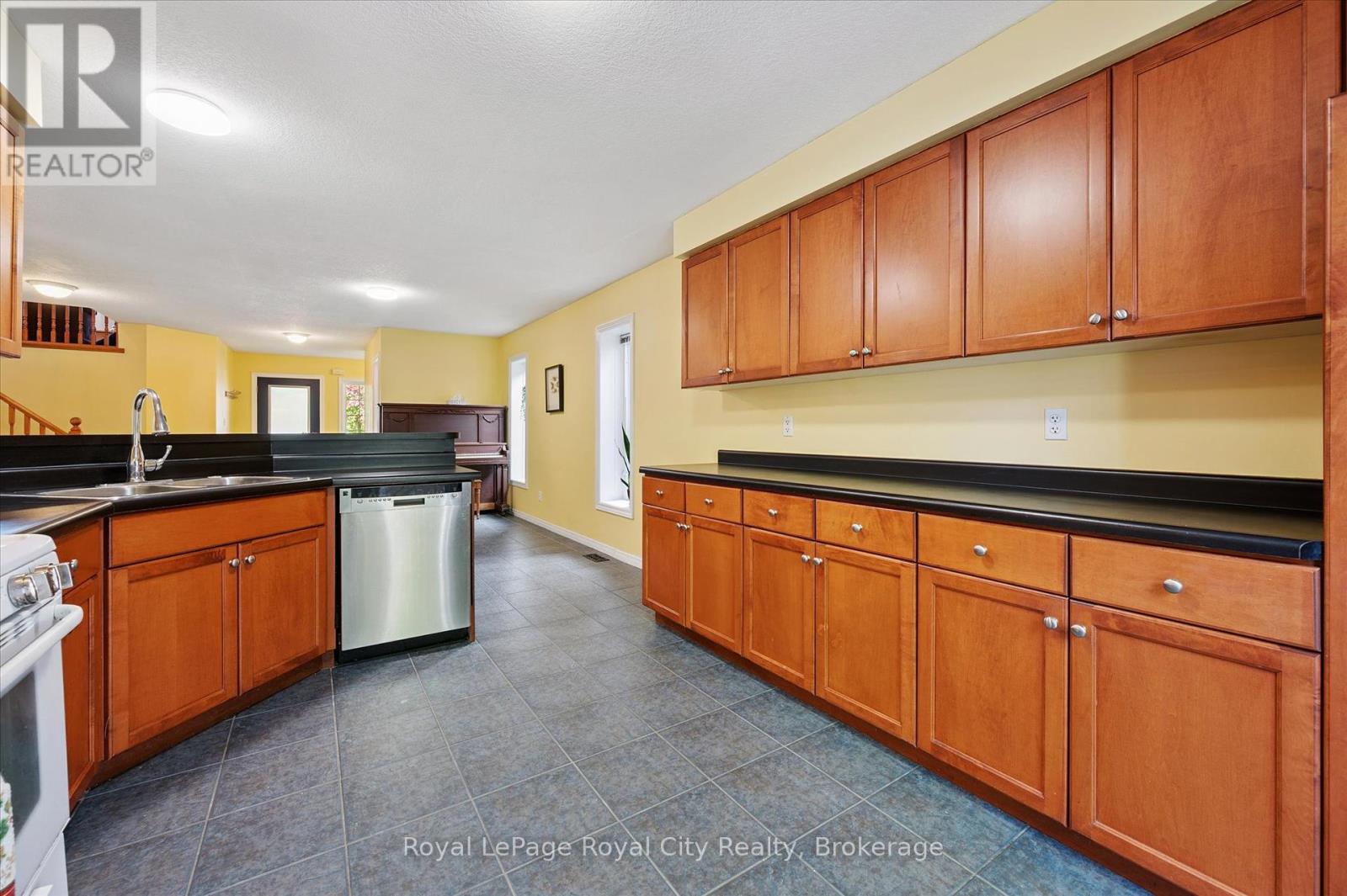 37 Shackleton Drive, Guelph, Ontario  N1E 7L3 - Photo 7 - X12446519