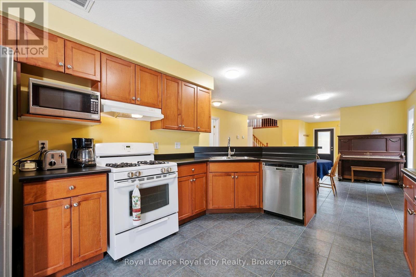 37 Shackleton Drive, Guelph, Ontario  N1E 7L3 - Photo 9 - X12446519