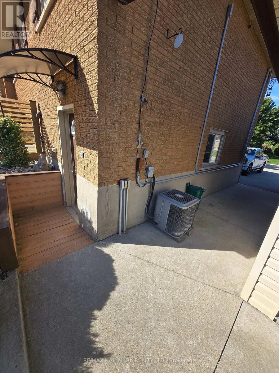 101 - 18 Summerside Crescent, Cambridge, Ontario  N1R 5S2 - Photo 3 - X12446350