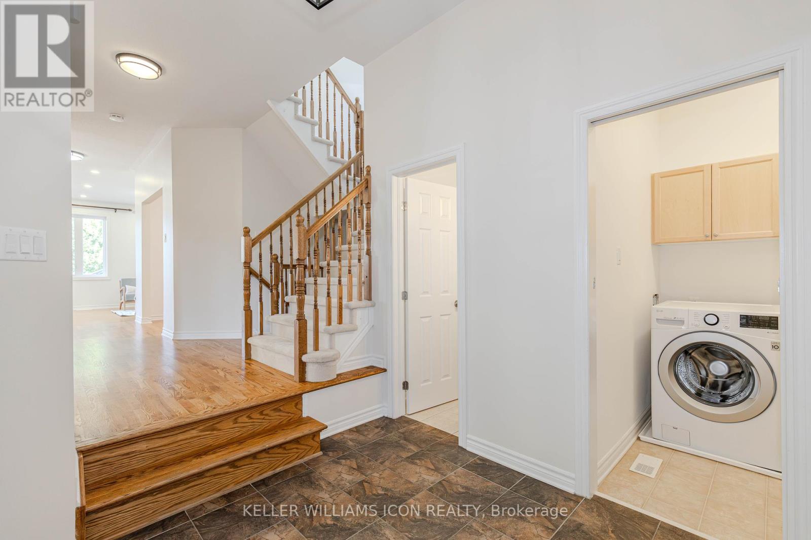 245 Kiwanis Court, Ottawa, Ontario  K1T 0H6 - Photo 4 - X12405751