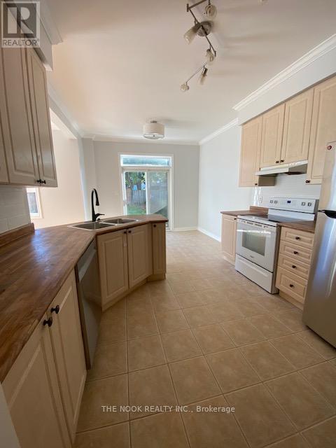 107 Charest Place, Whitby, Ontario  L1M 2B3 - Photo 5 - E12446499