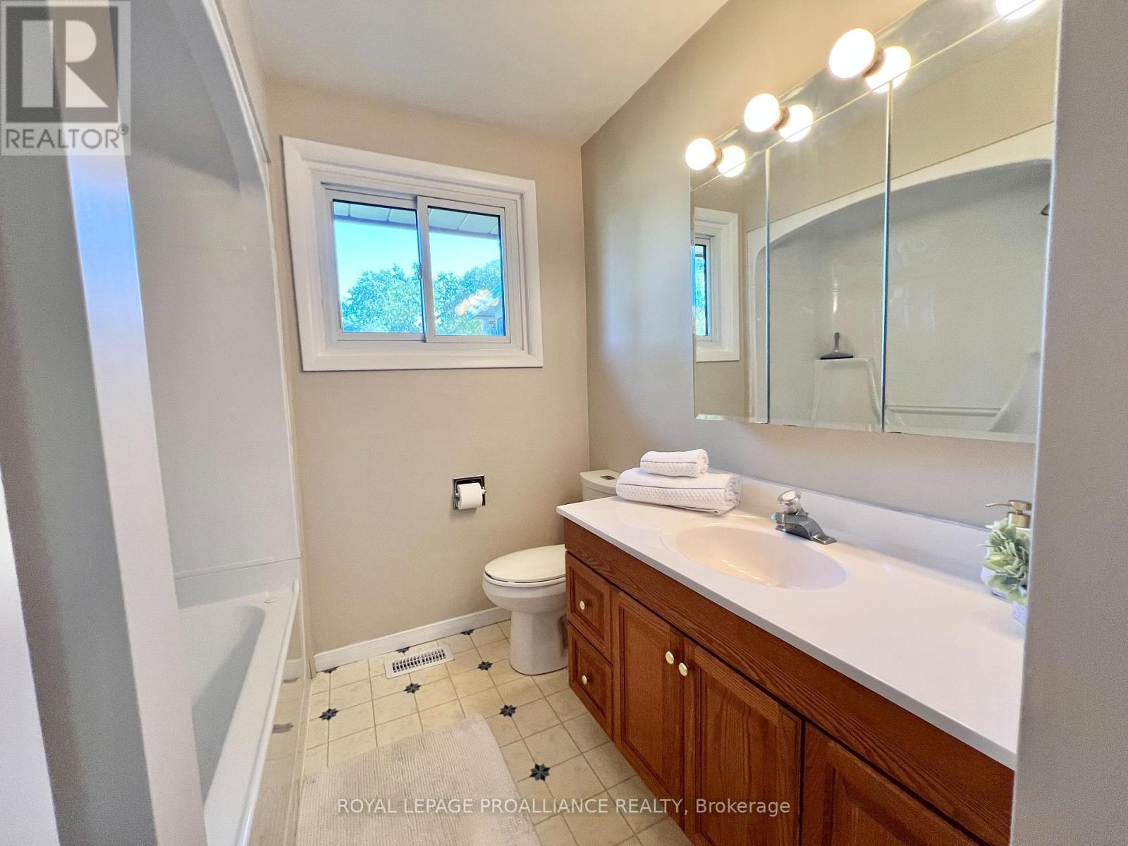 232 Montrose Road, Quinte West, Ontario  K8R 1A9 - Photo 15 - X12446509