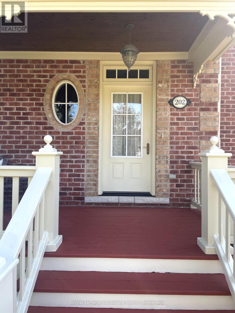 202 Snowbridge Way, Blue Mountains, Ontario  L9Y 0V1 - Photo 2 - X12443785