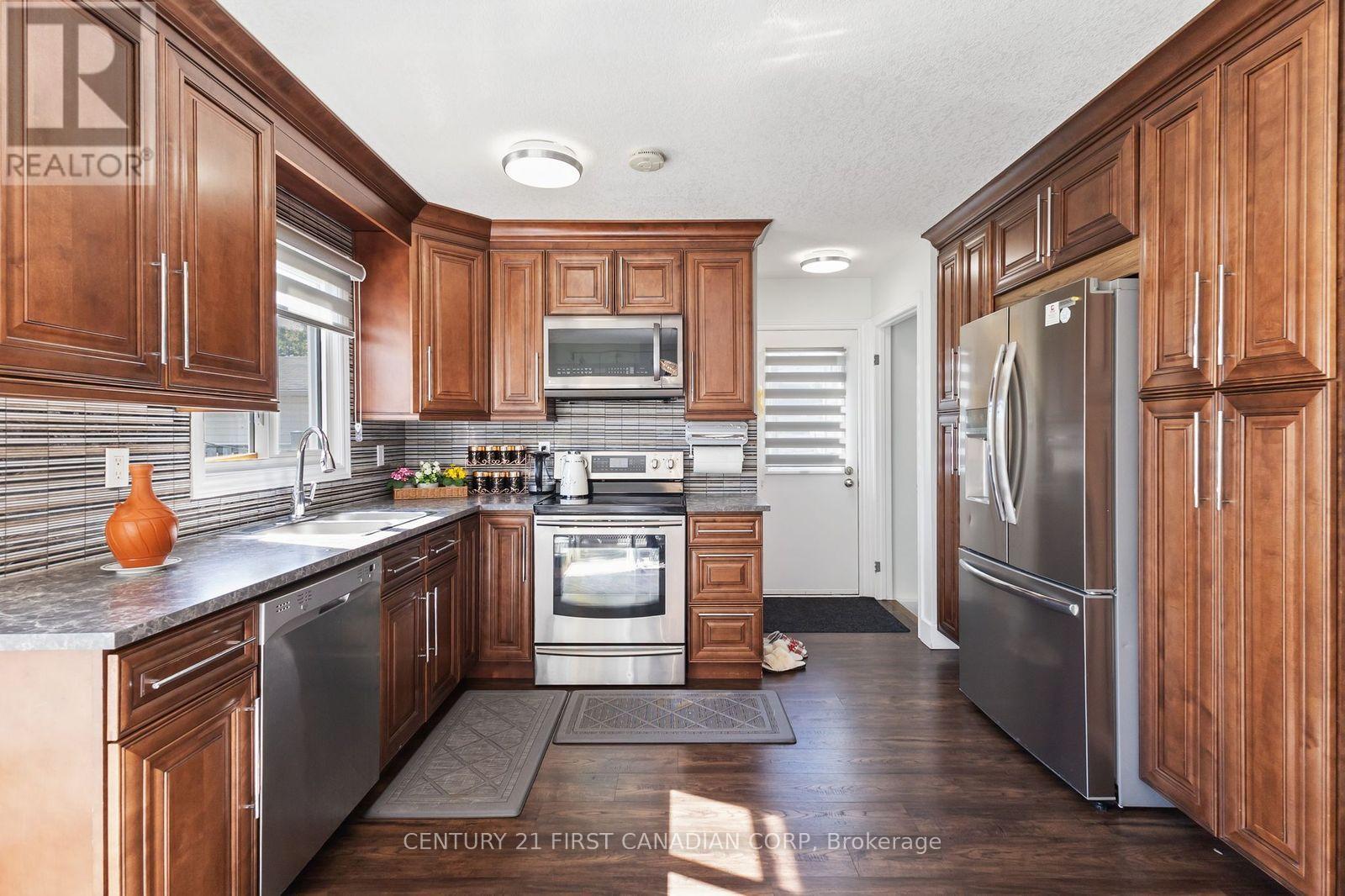 172 Golfdale Crescent, London South (South Q), Ontario  N6C 5X4 - Photo 5 - X12446205