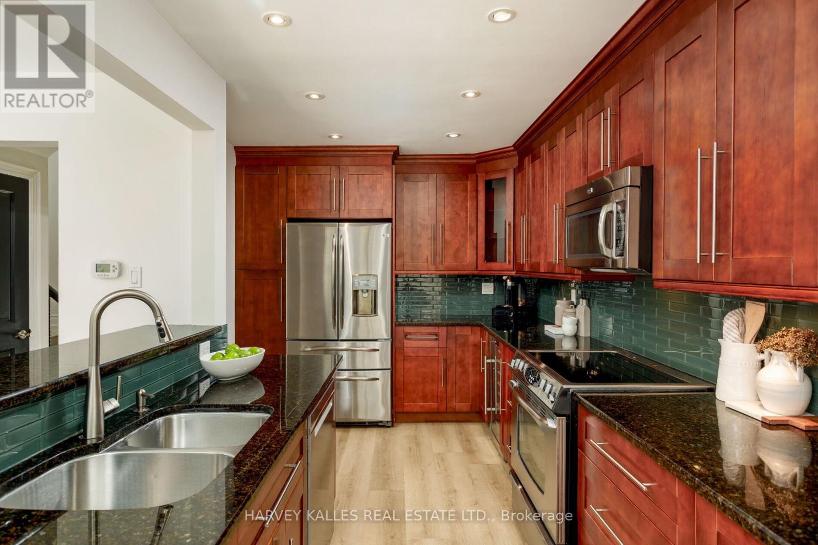 1084 Bordeaux Court, Mississauga, Ontario  L5H 4B4 - Photo 14 - W12443263